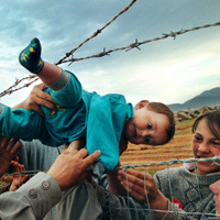 famous photo baby passed throuh fence